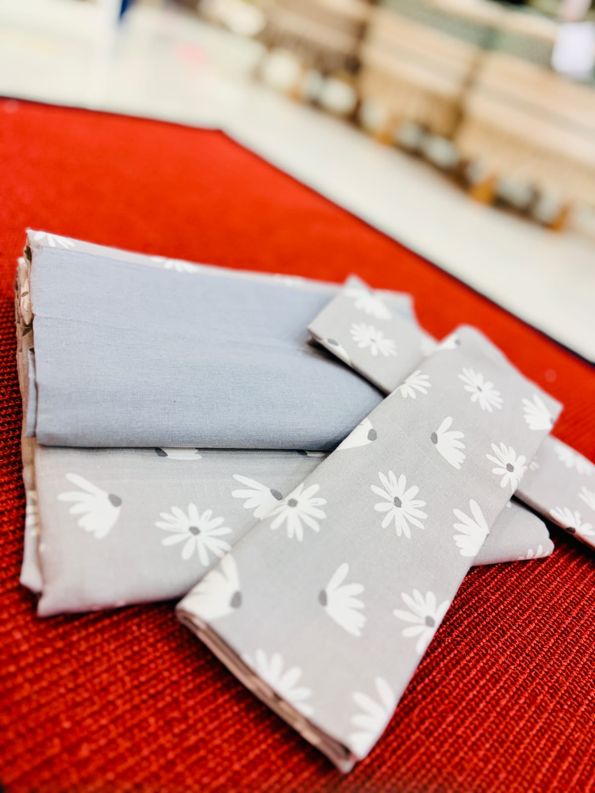 Soft Daisy Grey Minimal Bedsheet Set - Image 3